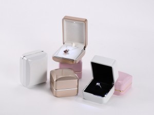 ZTB-126 new design diamond shaped plastic jewelry gift box with gold rim
